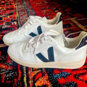 Men’s Veja Sneaker- Like New